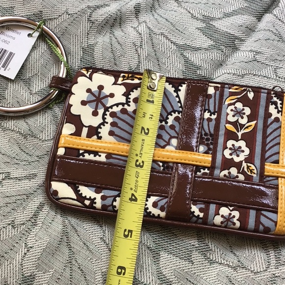 NWT Vera Bradley wristlet with metal ring holder - Picture 6 of 6
